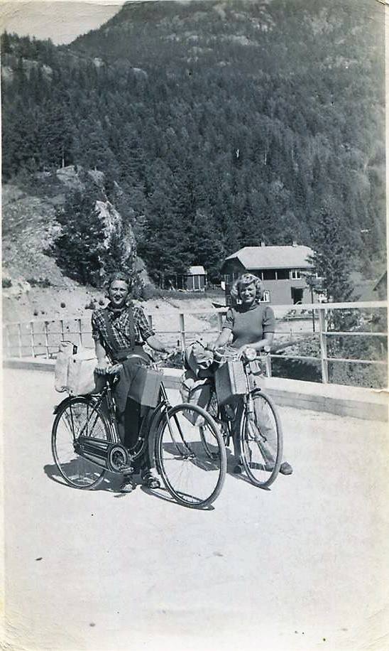 Sykkelturistar på Vallarbru