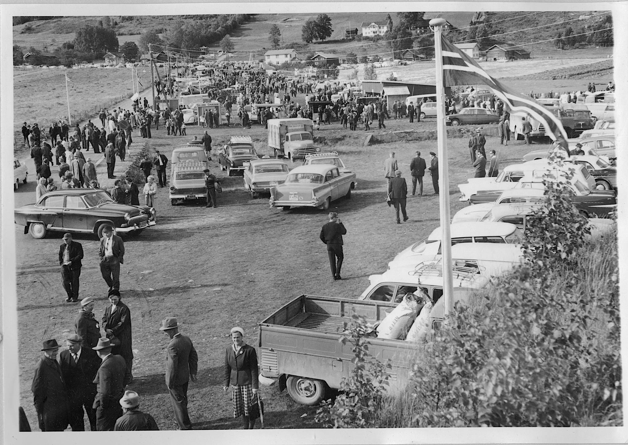 Folk strÃ¸ymer til i Dyrskuguto i 1964